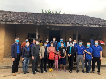 HOẠT ĐỘNG TÌNH NGUYỆN MÙA ĐÔNG CỦA ĐOÀN VIÊN CHI ĐOÀN CÁN BỘ GIÁO VIÊN