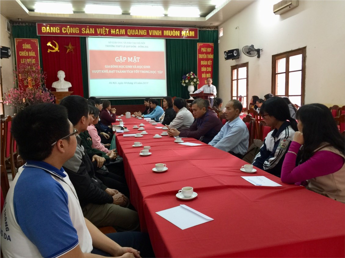 Trao quà Tết cho học sinh vượt khó, đạt thành tích tốt trong học tập nhân dịp xuân Kỷ Hợi 2019