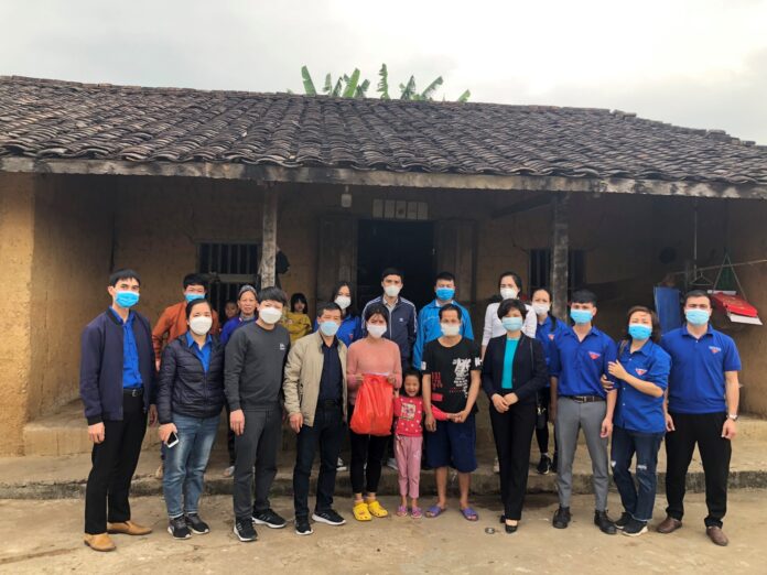 HOẠT ĐỘNG TÌNH NGUYỆN MÙA ĐÔNG CỦA ĐOÀN VIÊN CHI ĐOÀN CÁN BỘ GIÁO VIÊN